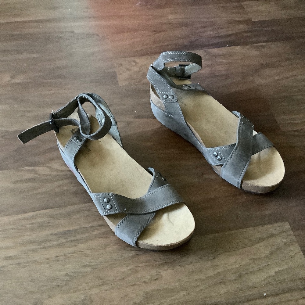 White Mountain brown leather sandals